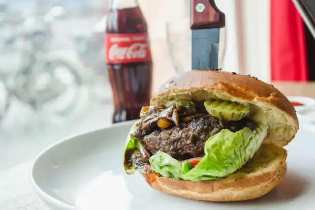 Ile kcal ma hamburger? Zaskakujące fakty o kaloryczności burgerów