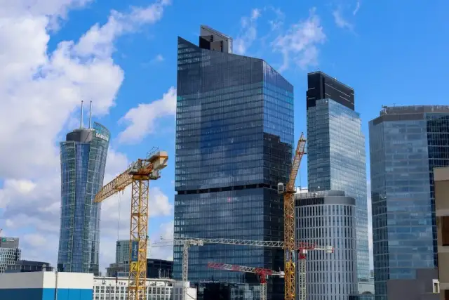 Ile zarabia deweloper na domu? Zaskakujące fakty o zyskach i ryzyku