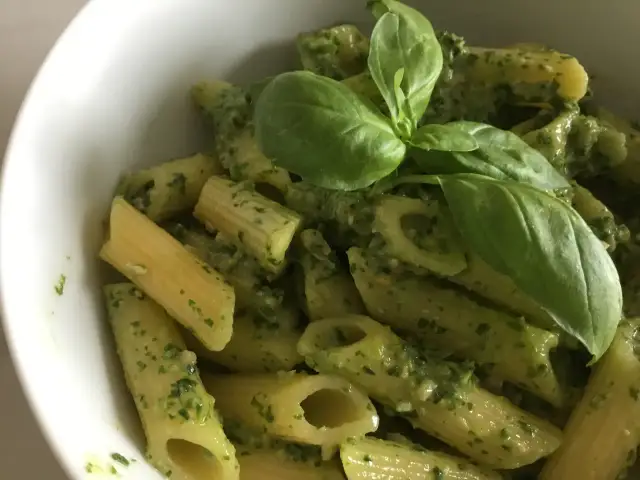 Zielone pesto bez ciemnienia? Odkryj sekrety kucharzy!