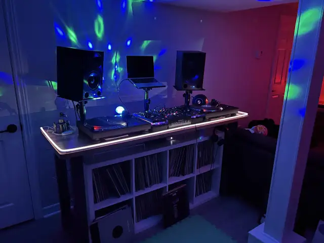Jak zrobić stół DJ - Prosty sposób na stworzenie idealnego stołu do DJ-ing