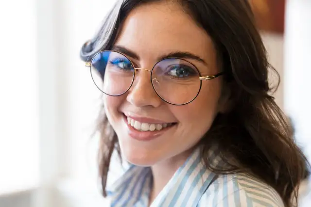 Jakie oprawki dla brunetek podkreślą Twoją urodę i styl?