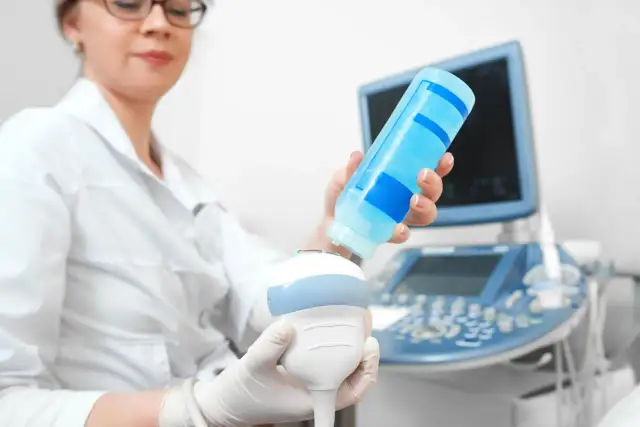 USG piersi: Do kogo iść? Skierowanie, NFZ vs. prywatnie