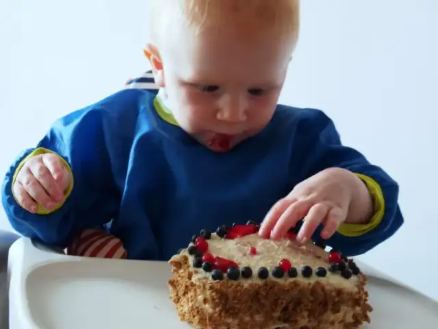 Zdrowy tort na roczek przepis: idealny dla malucha bez cukru
