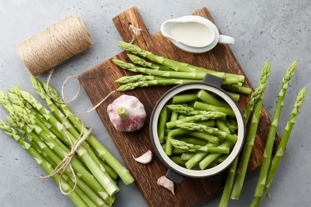 Szparagi: Czy są zdrowe? Właściwości, witaminy i przeciwwskazania