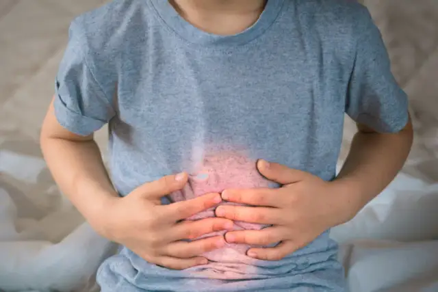 Ból brzucha: szybka ulga, domowe sposoby i czerwone flagi