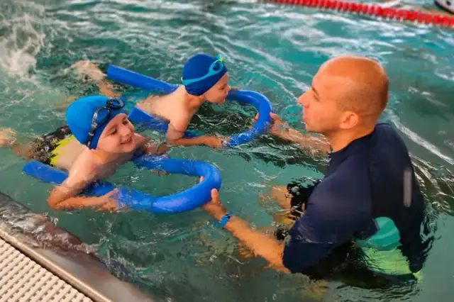 Nauka pływania w 1 dzień: Fundamenty bezpieczeństwa i oswojenie lęku