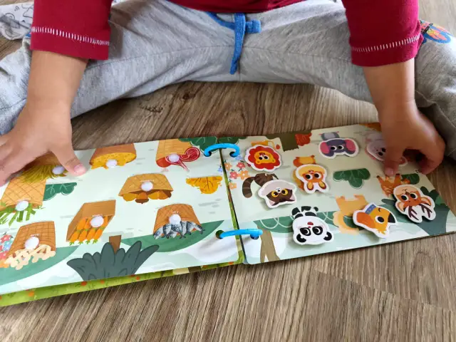 Książeczka sensoryczna z rzepami: Inwestycja w rozwój. Wybierz lub stwórz!