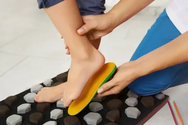 Jakie wkładki na haluksy pomogą w walce z bólem i deformacją?