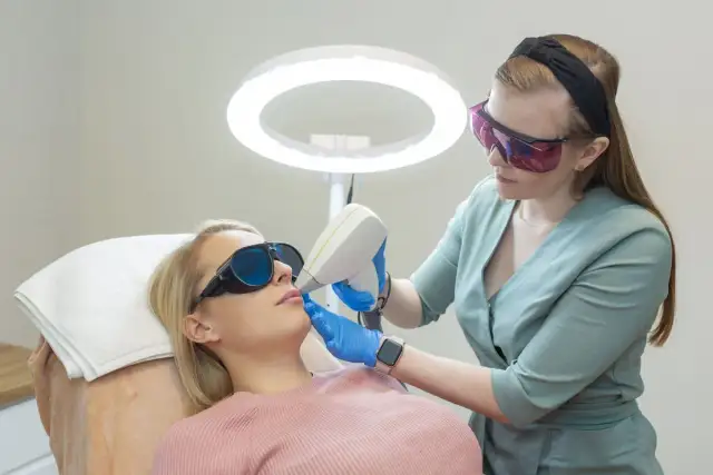 Ile utrzymuje się depilacja laserowa? Gładka skóra na lata!