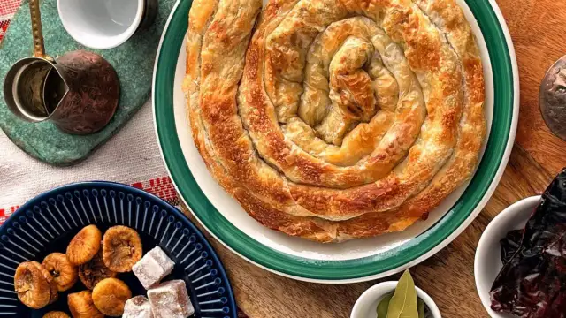 Złocisty, zawijany burek, suszone figi i lokum – to pyszne czarnogóra jedzenie.