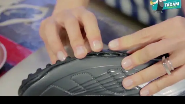 Sklej korki piłkarskie trwale! Jaki klej i jak krok po kroku?