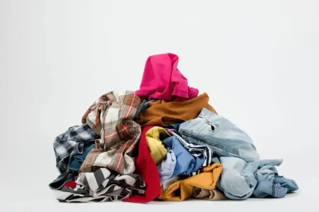 Gdzie wyrzucać ubrania? Odpowiedzialne sposoby i jak na nich zarobić.