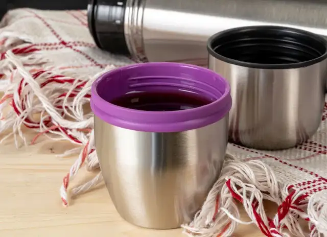 Jak usunąć zapach kawy z termosu? Domowe sposoby