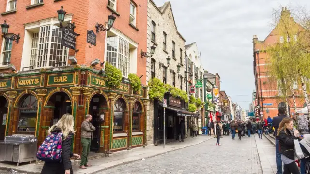 Ile zarabia barman w Irlandii? Fakty, które mogą Cię zaskoczyć