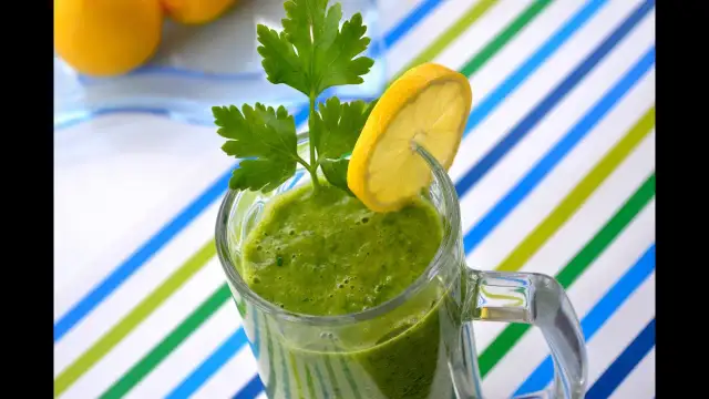 Orzeźwiający koktajl z pietruszki i banana - zdrowy przepis na napój