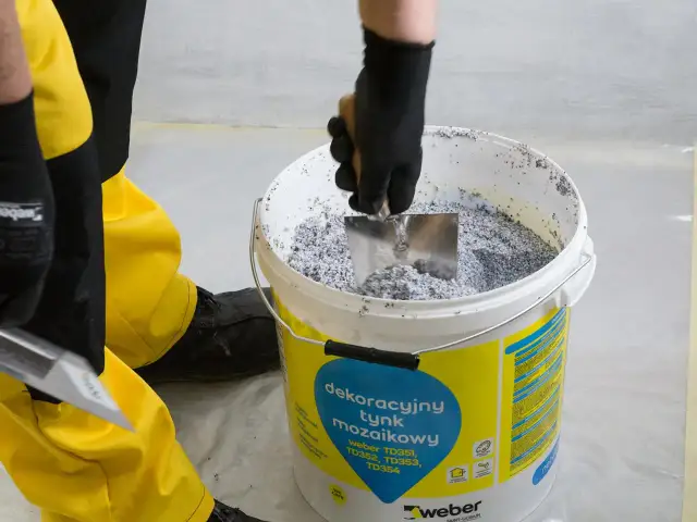 Malowanie tynku mozaikowego wewnątrz: Trwały efekt krok po kroku