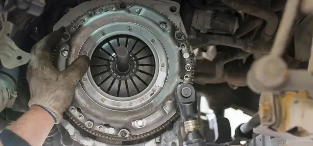 Jak sprawdzić sprzęgło i uniknąć kosztownych napraw samochodu