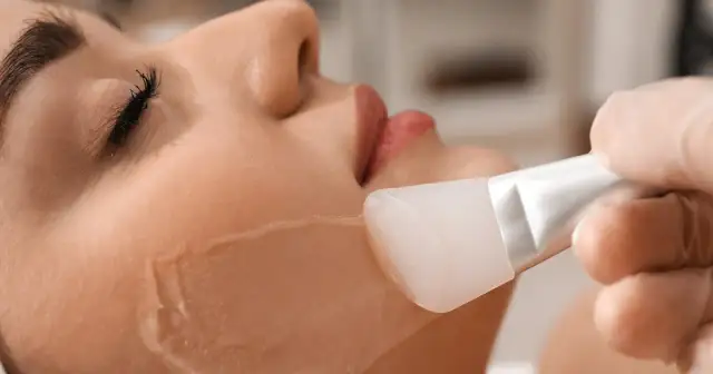 Martwy naskórek na twarzy - Dlaczego peeling to czasem za mało?