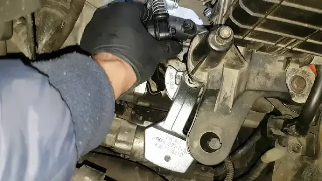 Jak naprawić mechanizm zmiany biegów w Golfie 4 i uniknąć problemów