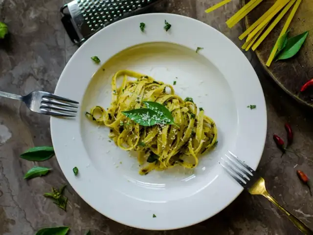 Jakie sery do spaghetti zamiast parmezanu? Odkryj smaczne zamienniki