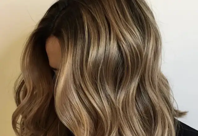 Czy refleksy na włosach są modne? Odkryj trendy, które zachwycają