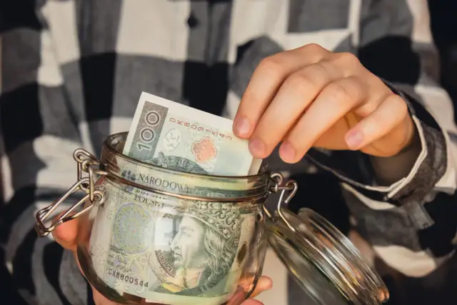 Ile można zarobić żeby nie stracić renty? Sprawdź limity i zasady