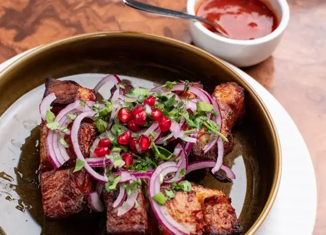 Gdzie zjeść w centrum Warszawy? Smaki na każdą okazję i budżet!