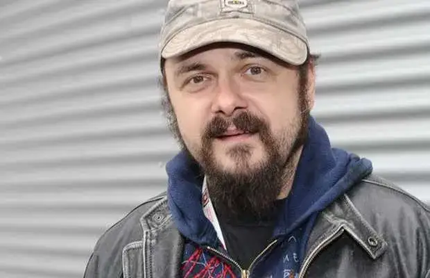 Arkadiusz Jakubik gra rock and roll bez przebaczenia w zespole Dr Misio