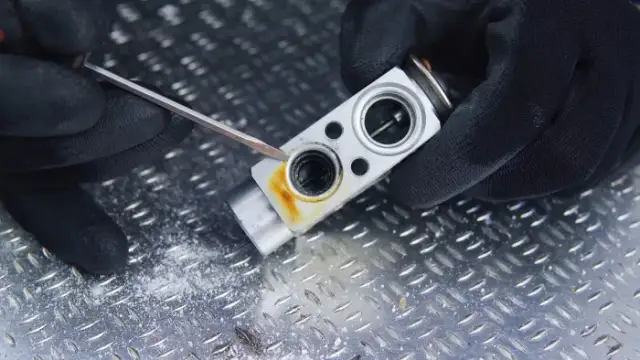 Zawór rozprężny klimatyzacji objawy - jak rozpoznać awarię i uniknąć kosztów