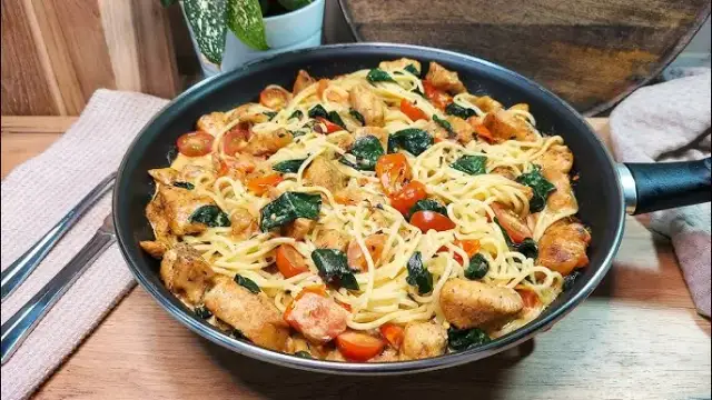 Szybkie spaghetti ze szpinakiem i kurczakiem, które zachwyci smakiem