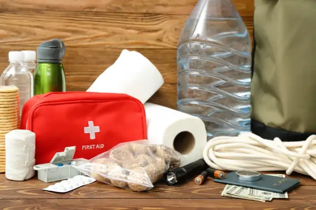 Apteczka turystyczna: Co spakować? Twój przewodnik do bezpiecznej podróży