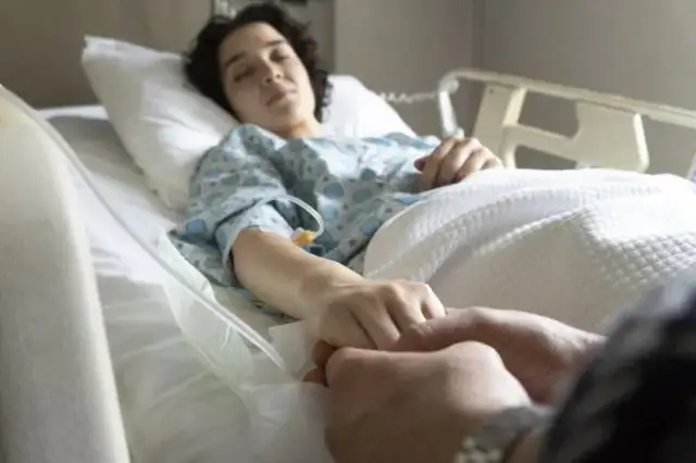 Czy pacjent w śpiączce słyszy? Zaskakujące fakty o świadomości