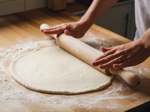 Pizza jak z Włoch: cienkie ciasto bez wałka. Przepis i triki