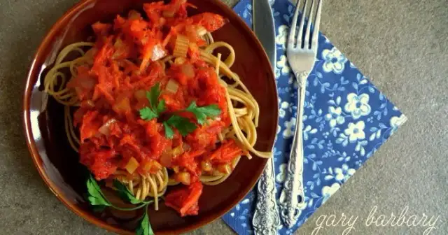 Spaghetti z selerem naciowym i marchewką – prosty przepis na smaczne danie