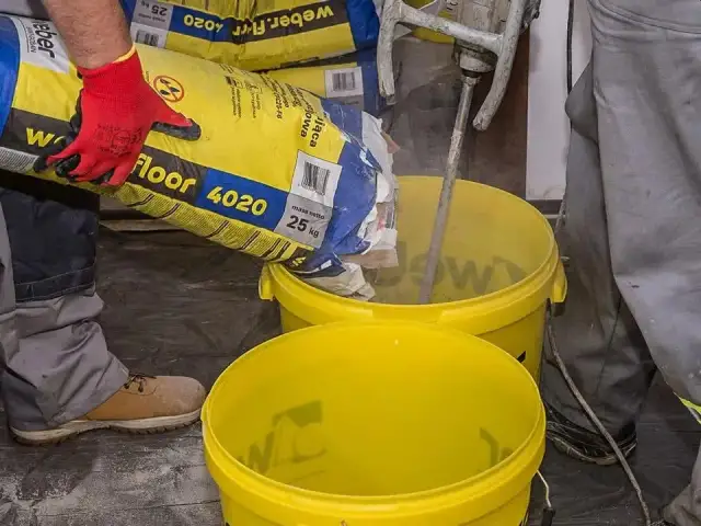 Jak wylewać zaprawę samopoziomującą, aby uniknąć błędów i uzyskać idealną powierzchnię