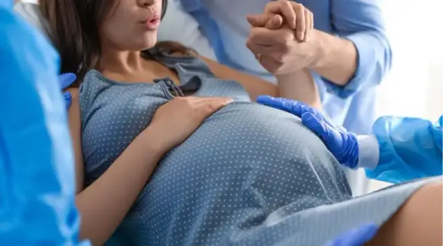 Objawy zbliżającego się porodu: Kiedy jechać do szpitala?