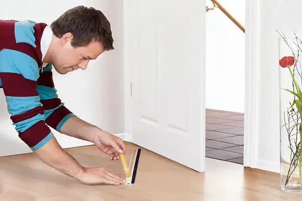 Jak uszczelnić drzwi wejściowe w bloku, by uniknąć hałasu i zimna