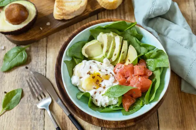 Zdrowe śniadanie na odchudzanie: Słodkie i wytrawne przepisy + triki