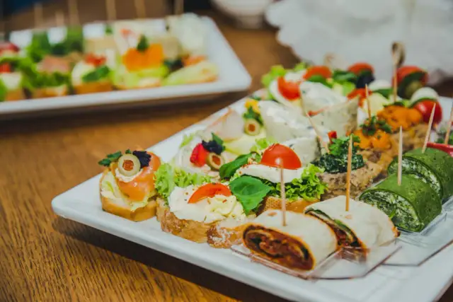 Pomysły na imprezę w stylu PRL, które zaskoczą Twoich gości