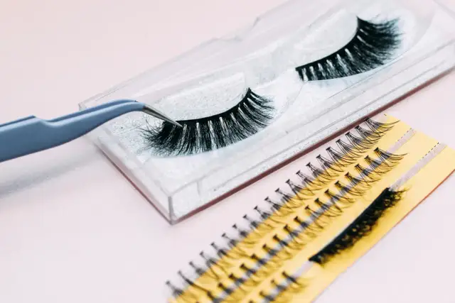 Stylizacja volume – jak osiągnąć pełny, luksusowy efekt bez przeciążenia rzęs?