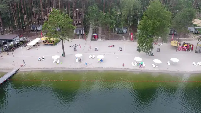 Plaża z domkami i barem nad jeziorem, idealne miejsce na magic camping Lubniewice.