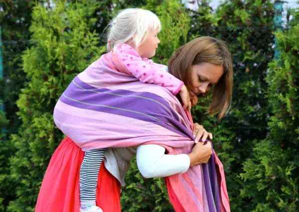 Jak zawiązać chustę z dzieckiem, aby uniknąć błędów i bólu pleców