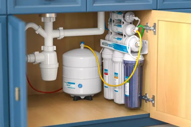 Pod zlewem zamontowany jest system filtrowania wody. Biały zbiornik i kilka przezroczystych filtrów zapewniają czystą wodę.