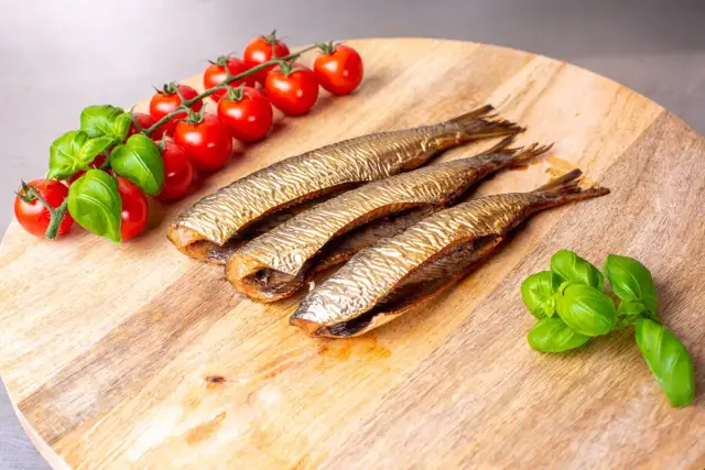 Wędzone ryby Kołobrzeg: Gdzie kupić świeże i jak rozpoznać jakość?