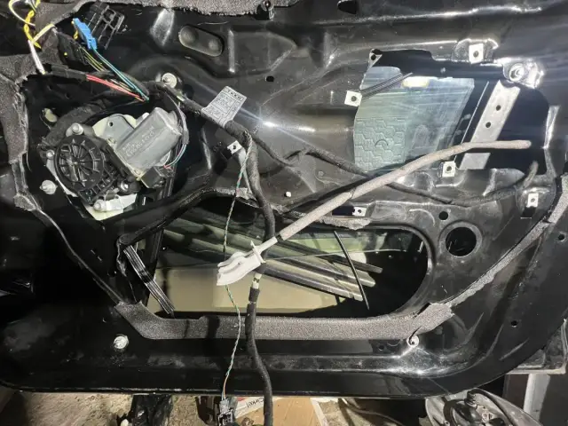 BMW E46: Szyba wpadła do drzwi? Naprawa krok po kroku