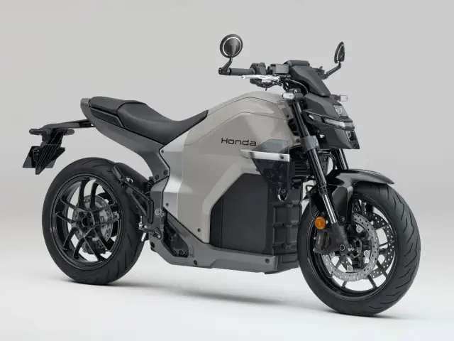 Nowoczesny, szary japoński motocykl Honda z czarnymi detalami i futurystycznym designem.
