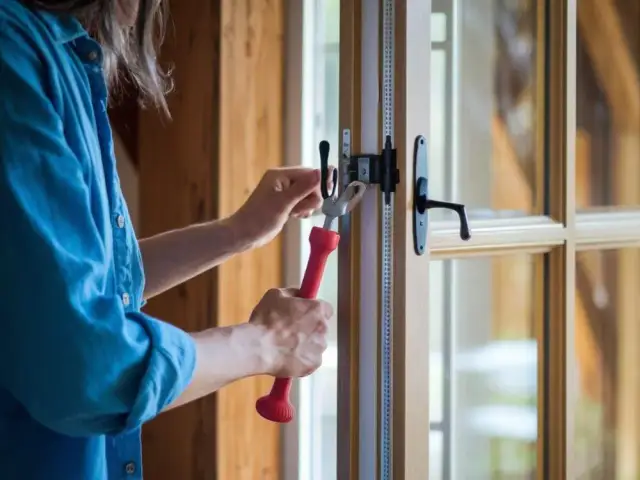 Jak otworzyć okno bez klamki - proste metody na trudności z otwarciem