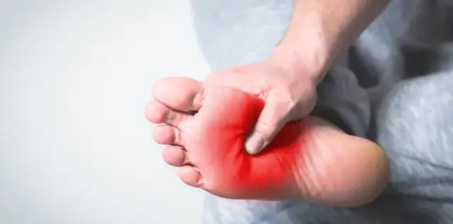 Jakie są objawy dny moczanowej w stopie i jak ich unikać?