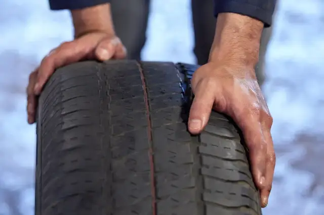 Hałas i wibracje? Sprawdź wyząbkowane opony: Diagnoza, przyczyny, naprawa