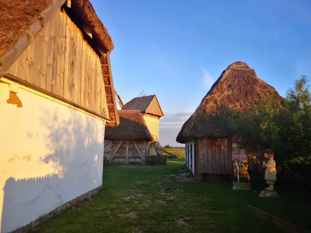 Łęczycka Zagroda Chłopska: Praktyczny przewodnik po skansenie